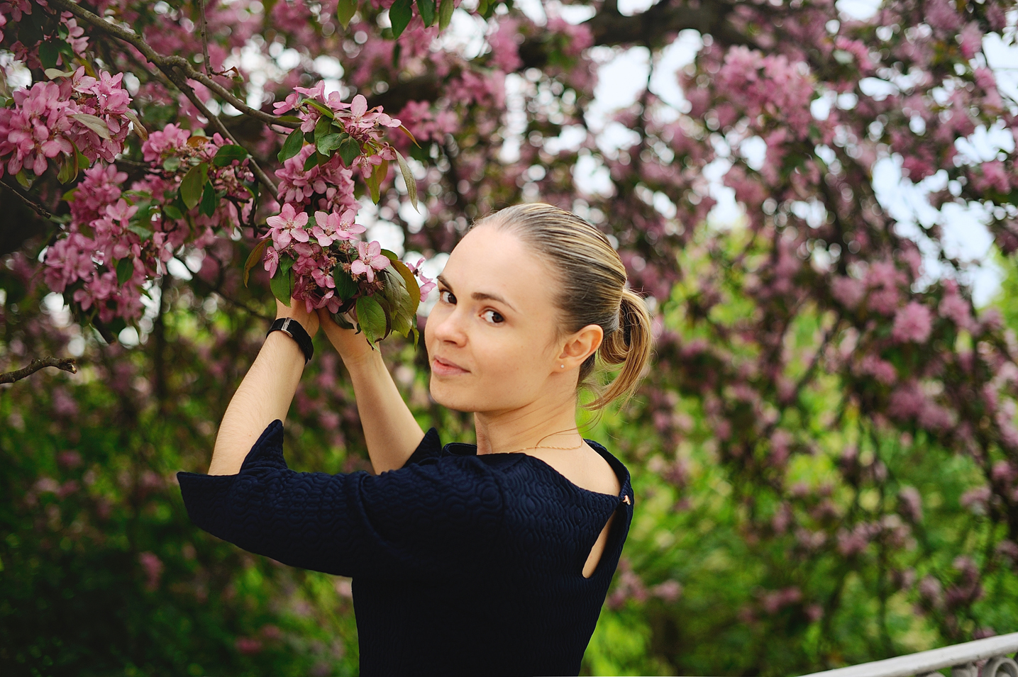 Девушка на фоне цветущего сада